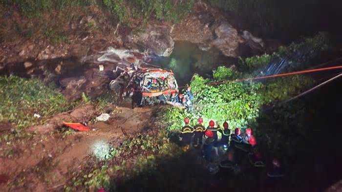 Hiện trường vụ tai nạn ở cao tốc La Sơn - Túy Loan: Xe khách biến dạng dưới vực sâu