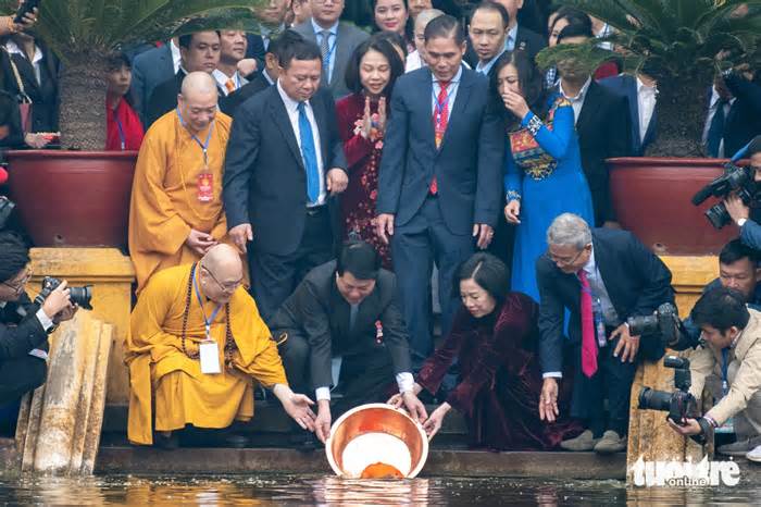 Chủ tịch nước và Phu nhân cùng kiều bào thả cá chép tiễn ông Công, ông Táo