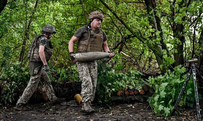 Lực lượng Ukraine thiếu đạn pháo, phải chuyển sang phòng thủ