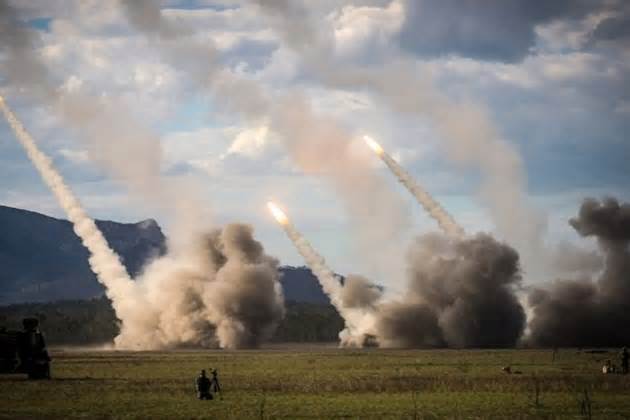 Mỹ tiếp tục viện trợ tên lửa tầm xa ATACMS cho Ukraine bất chấp cảnh báo đanh thép của Nga
