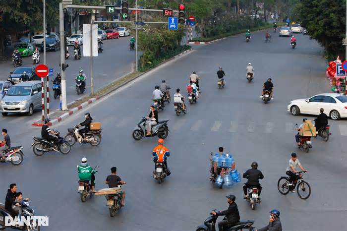 Tràn lan cảnh xe ôm công nghệ chở khách vượt đèn đỏ, đi đường cấm tại Hà Nội