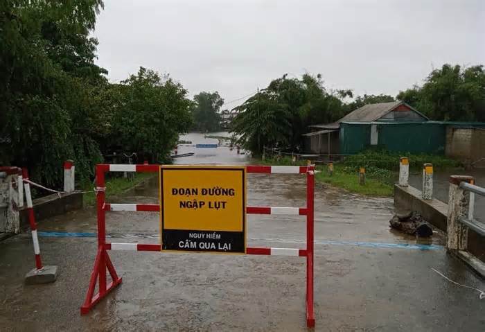 Nhiều nơi ngập sâu, một số trường ở Thừa Thiên Huế cho học sinh nghỉ học