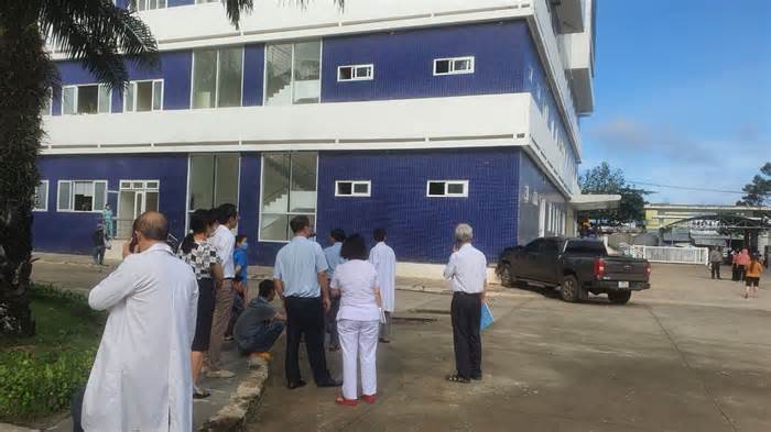 Khống chế người đàn ông lái ôtô tông vào tòa nhà của bệnh viện ở Bình Phước