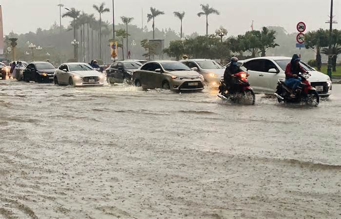 Đường phố Nghệ An, Hà Tĩnh thành 'sông' sau mưa lớn