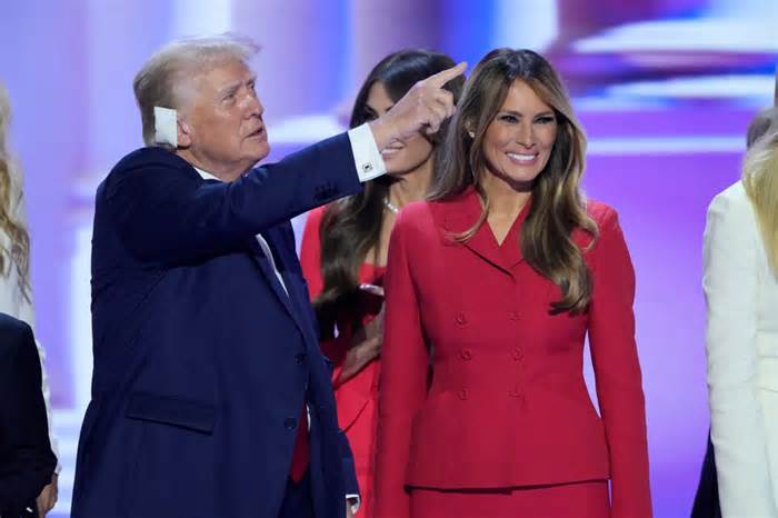 Bà Melania giải thích lý do hất tay ông Trump trong chuyến thăm Israel