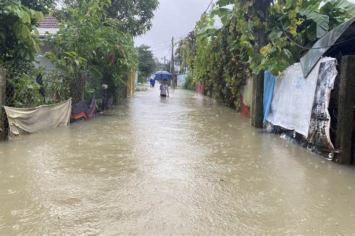 Nhiều nơi ở Quảng Nam ngập nước, dân hối hả sơ tán, cho học sinh nghỉ học