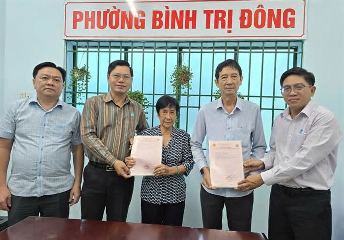 Chủ tịch phường Bình Trị Đông cấp sổ hồng cho 2 hộ dân hơn 30 năm đi đòi đất