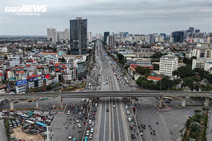 Nhiều tuyến đường vào trung tâm Hà Nội ùn tắc ngày đầu đi làm sau Tết