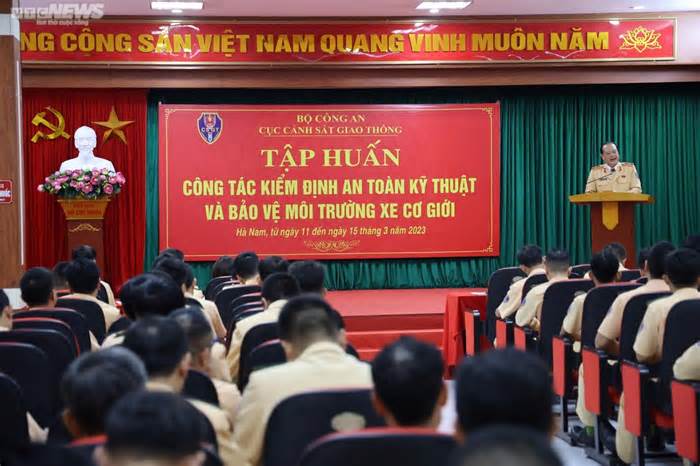 50 cảnh sát giao thông bắt đầu hỗ trợ các trung tâm đăng kiểm ở Hà Nội và TP.HCM