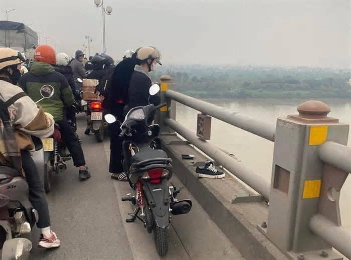 Hà Nội: Tìm kiếm thanh niên bỏ lại xe máy, nghi nhảy cầu Thanh Trì tự tử