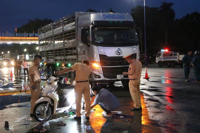 Xe tải ôm cua xảy ra tai nạn với xe máy khiến 2 vợ chồng công nhân tử vong