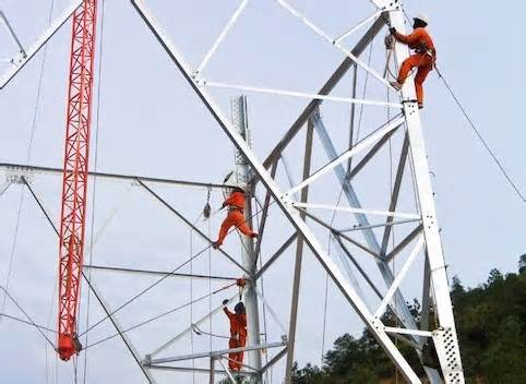 Hình ảnh công nhân cheo leo dựng trụ điện đường dây 500kV