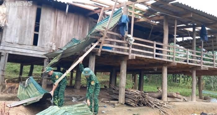 Lốc xoáy cuốn bay hàng chục mái nhà dân ở Quảng Bình