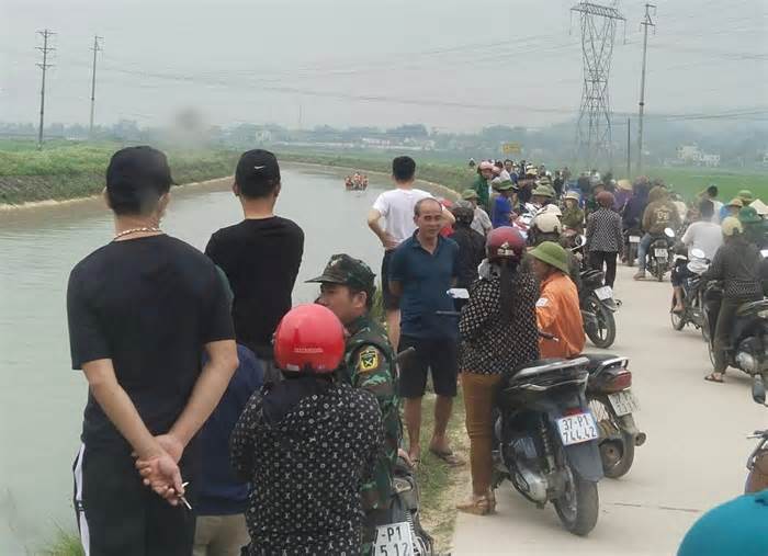 Hàng trăm người ngày đêm tìm kiếm cụ ông rơi xuống sông Đào mất tích