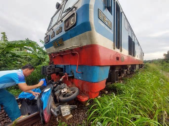 Va chạm với tàu hỏa tại Đồng Nai, 2 người trên xe máy tử vong