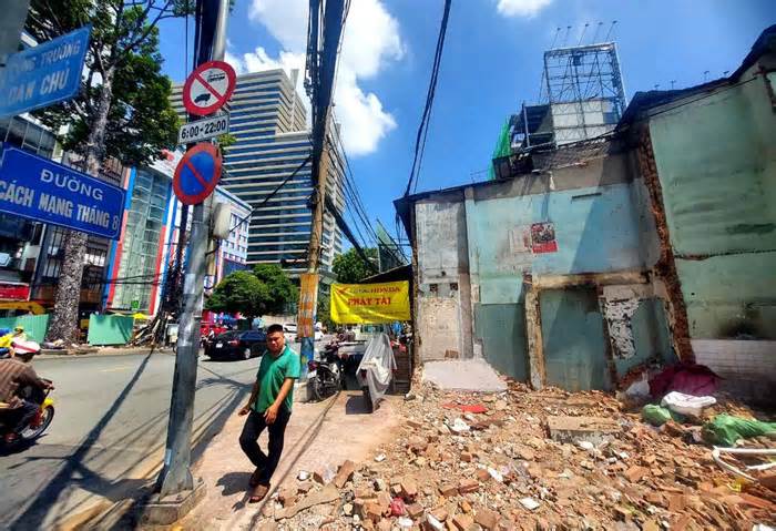 Người dân TPHCM tháo dỡ nhà, bàn giao mặt bằng để thi công tuyến Metro số 2