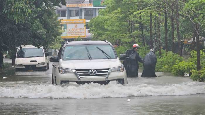 Người dân thành phố Huế chật vật trong cơn mưa lớn đầu tuần