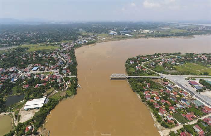 Vụ sập cầu Phong Châu: Vì sao chưa thể lắp đặt cầu phao?