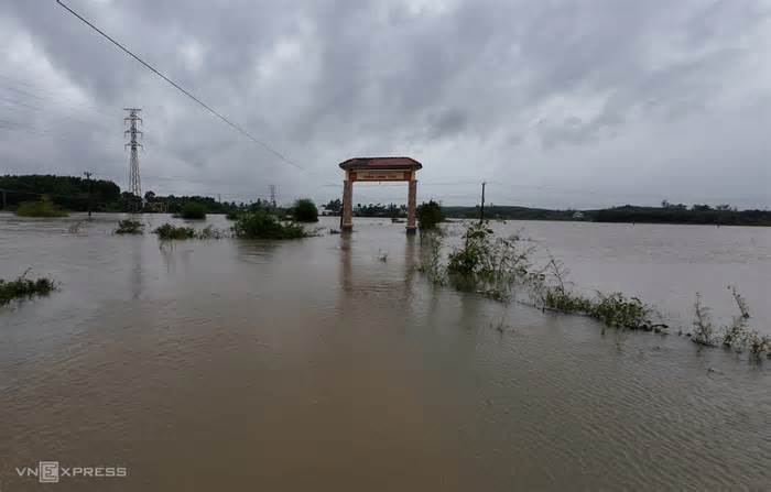 Ngập lụt chia cắt nhiều khu dân cư