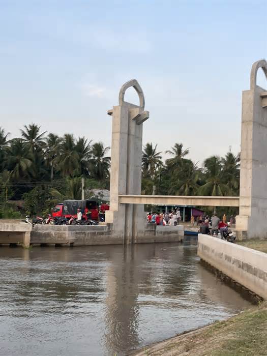 Vĩnh Long: Người đàn ông bơi qua cống ngăn mặn bị đuối nước