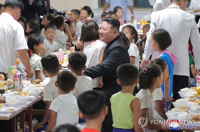 Ông Kim Jong Un ôm chầm, chăm lo trẻ em sơ tán từ vùng lũ lụt