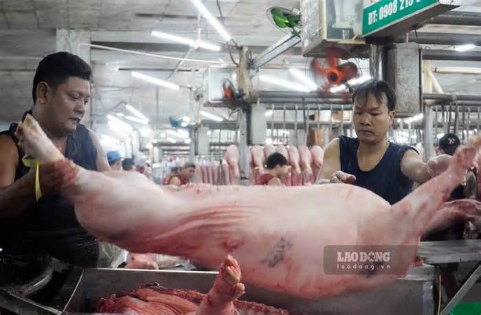 Tiểu thương tại chợ đầu mối thịt heo lớn nhất TPHCM tất bật dịp gần Tết