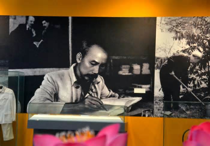 Chủ tịch Hồ Chí Minh - tấm gương vĩ đại về khuyến học
