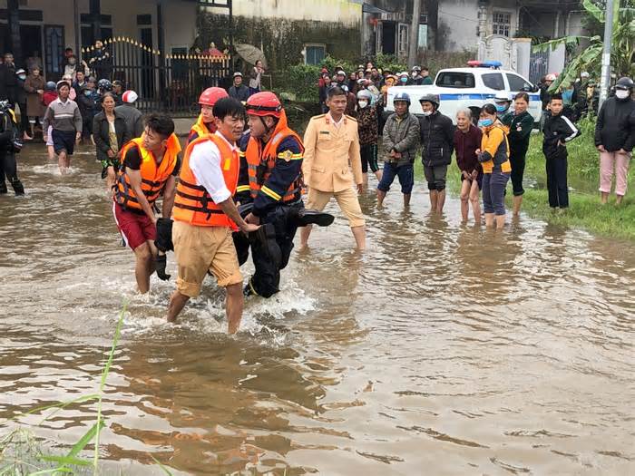 Thừa Thiên-Huế: Đi qua đập tràn, một người bị nước cuốn mất tích