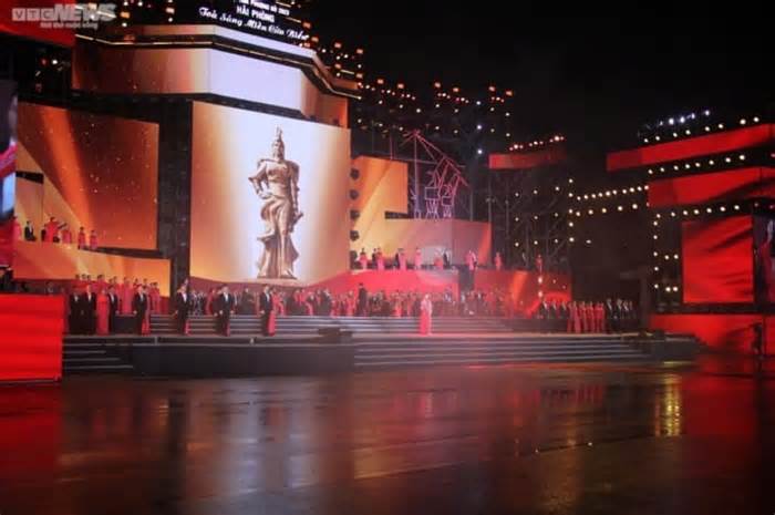 Biển người đội mưa về trung tâm Hải Phòng xem Lễ hội Hoa Phượng Đỏ