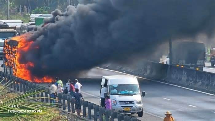 Xe khách cháy ngùn ngụt trên cao tốc TPHCM -Trung Lương