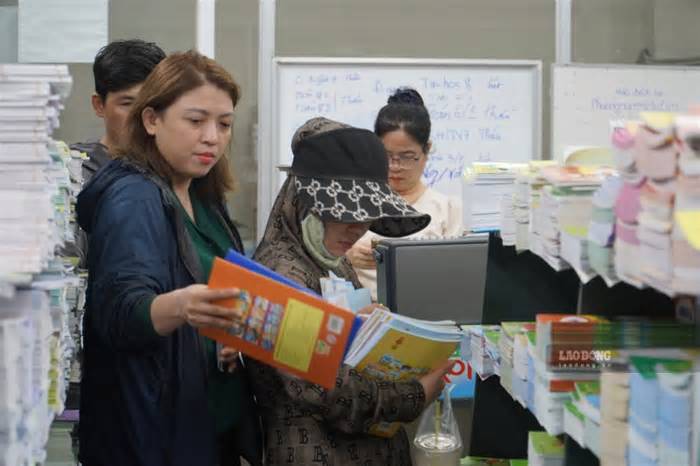 Chủ một nhà sách ở TPHCM vẫn phải đi xếp hàng chờ mua sách giáo khoa