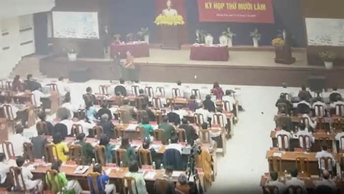 Khói bao trùm hội trường họp HĐND Quảng Nam do khí gas bị rò rỉ từ đường ống điều hòa