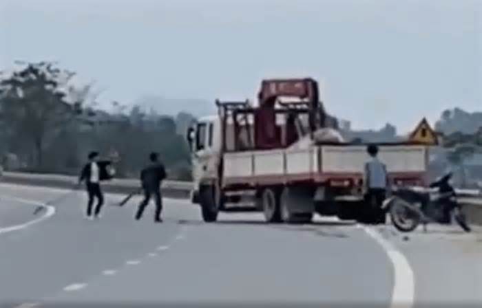 Tạm giữ hình sự 2 thanh niên cầm hung khí đập vỡ kính xe tải ở Nghệ An