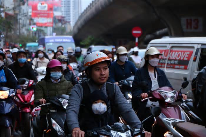 Giao thông hỗn loạn sau gần 2 tuần phân luồng tại chân cầu Vĩnh Tuy, Hà Nội