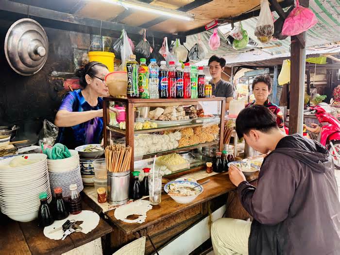 Nhớ tiệm hủ tiếu cô Chánh trong khu Chợ Cũ Tôn Thất Đạm, 50 năm vẫn đậm chất retro