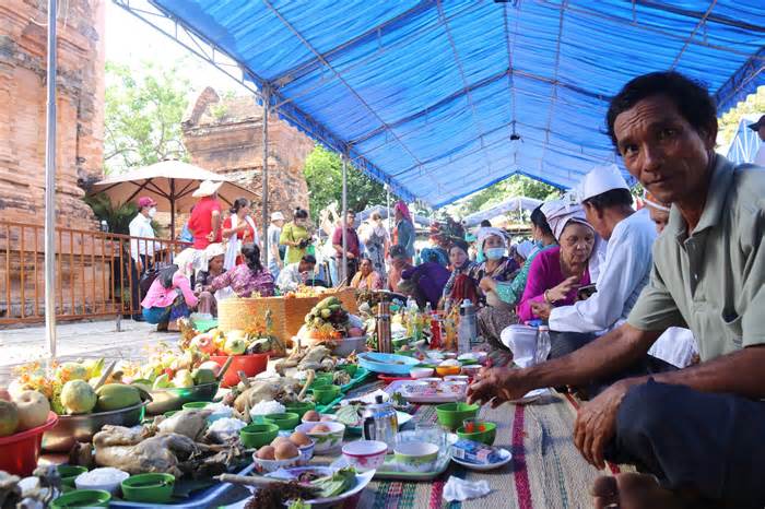 Đồng bào nô nức đội trái cây, mang lễ vật về lễ hội Tháp Bà Ponagar