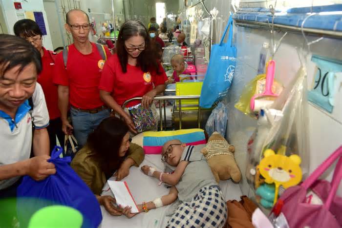 Mong các 'chiến binh nhí' mắc ung thư hãy luôn vững vàng