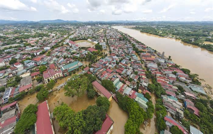 Bộ đội, công an dọn lớp bùn sâu đến đầu gối ở vùng 'rốn lũ' Yên Bái