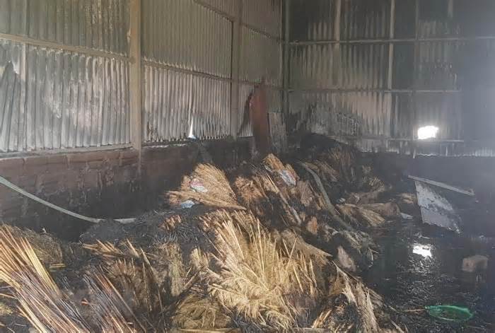 Ninh Bình: Cháy lớn tại xưởng sản xuất bông lau, thiệt hại 1 tỷ đồng