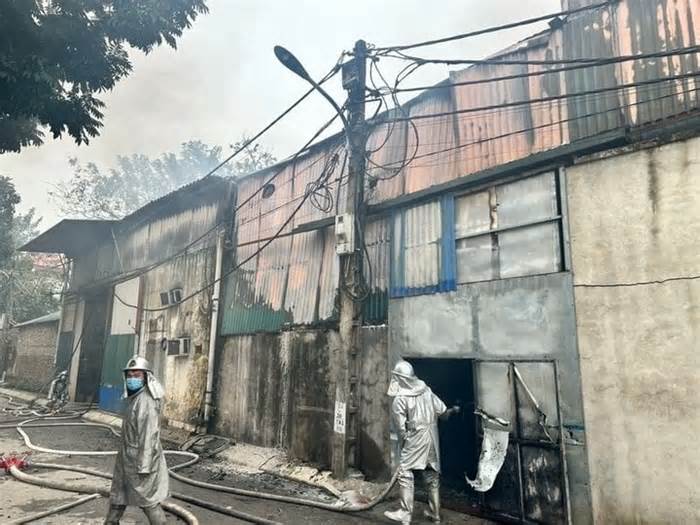 Cháy lớn thiêu rụi nhà xưởng chuyên sản xuất thiết bị điện ở Hà Nội