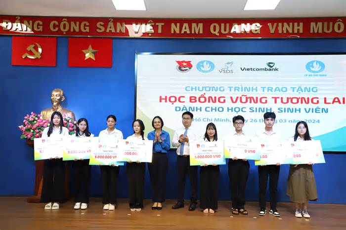 Trao học bổng 'Vững tương lai' cho 40 học sinh, sinh viên vượt khó học giỏi tại TPHCM