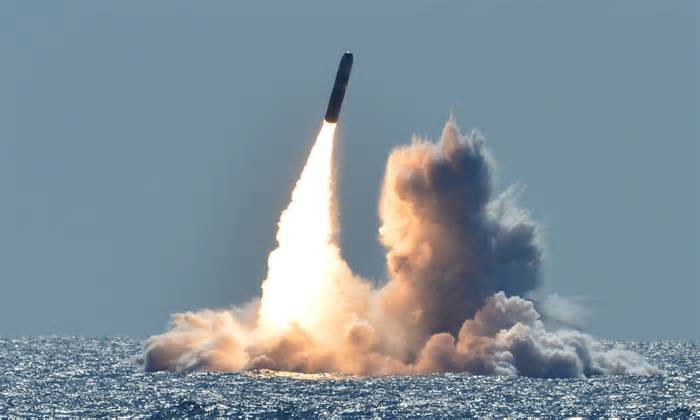 Tàu ngầm Anh suýt trả giá vì phóng xịt tên lửa hạt nhân