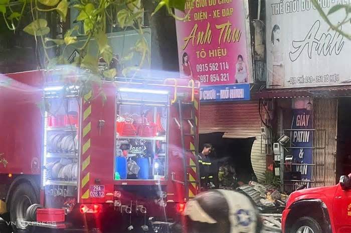 Cửa hàng đồ chơi ở Hà Nội bốc cháy lúc rạng sáng