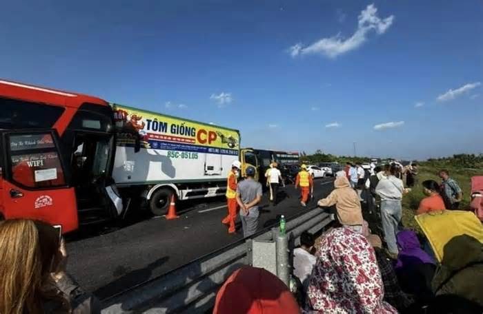 Cao tốc Trung Lương - Mỹ Thuận 'tê liệt' vì tai nạn liên hoàn