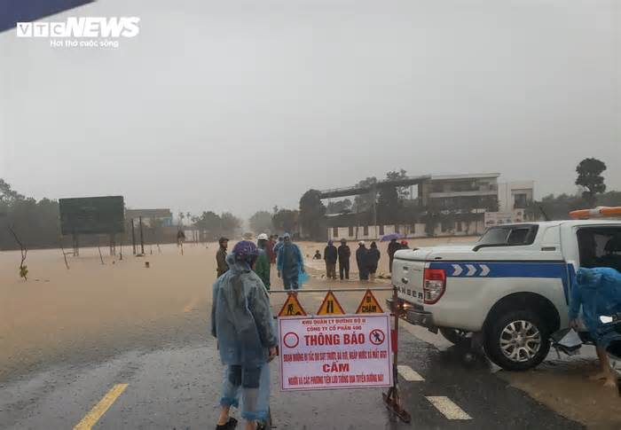 Hà Tĩnh: Mưa trắng trời, người dân chen chân trên công nông qua biển nước