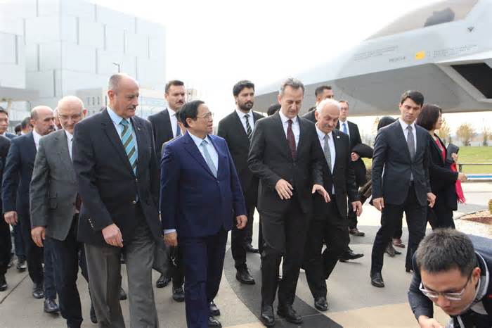 Thủ tướng thăm Tập đoàn Hàng không vũ trụ - nơi sản xuất máy bay không người lái nổi tiếng Thổ Nhĩ Kỳ