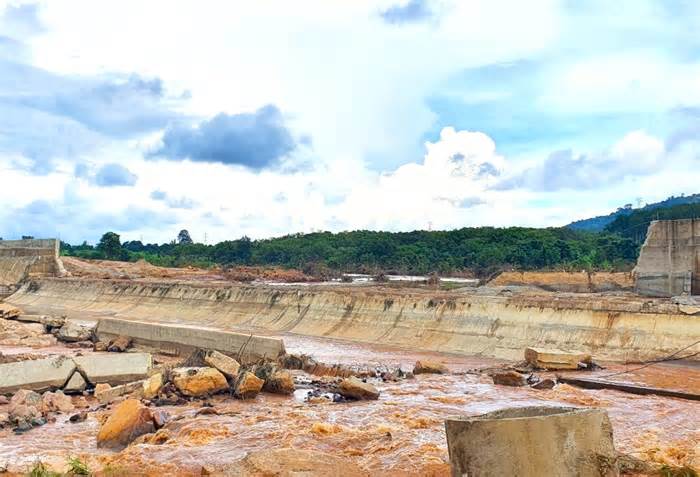 Cận cảnh đập dẫn nước của thủy điện ở Gia Lai bị vỡ tan hoang