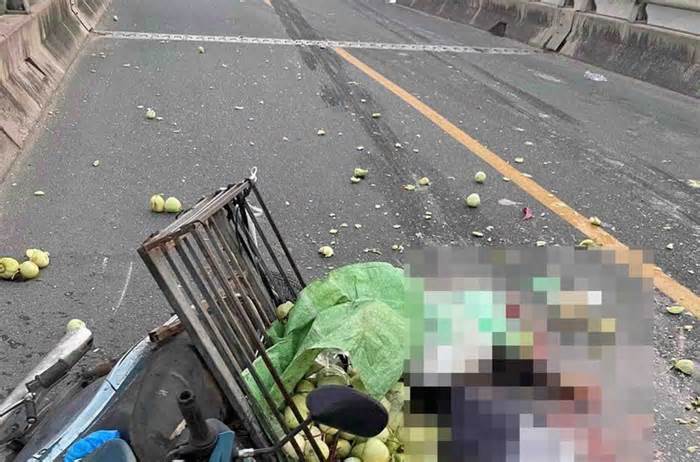 Hà Nội: Xe máy va chạm với ô tô tải, người phụ nữ tử vong