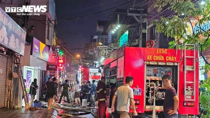 Hà Nội: Đang cháy cửa hàng bán đồ điện trong cơn mưa lớn