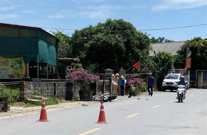Xe máy chở 3 tông vào cổng nhà dân, một nam sinh tử vong